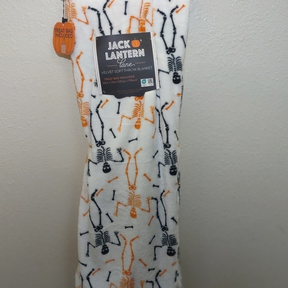 HALLOWEEN velvet soft throw blanket treat bag included - Picture 6 of 6